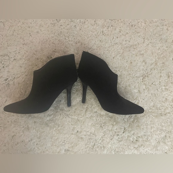 Black suede booties by Carlos Santana - Picture 2 of 8